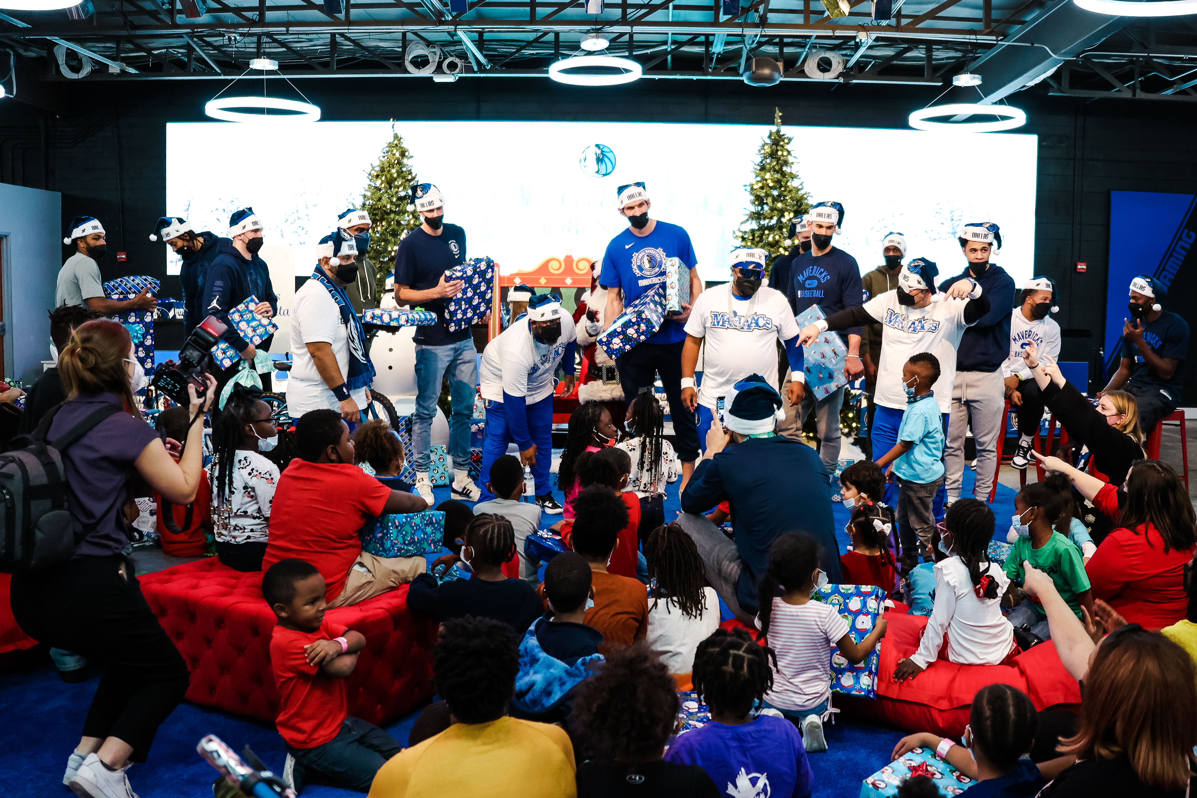 Dallas Mavericks on X: Tis the Season for some Holiday Hoop-la! Mavs  Ticket Pack + Gifts available now! 🎄🏀⛄️ 🎟:    / X