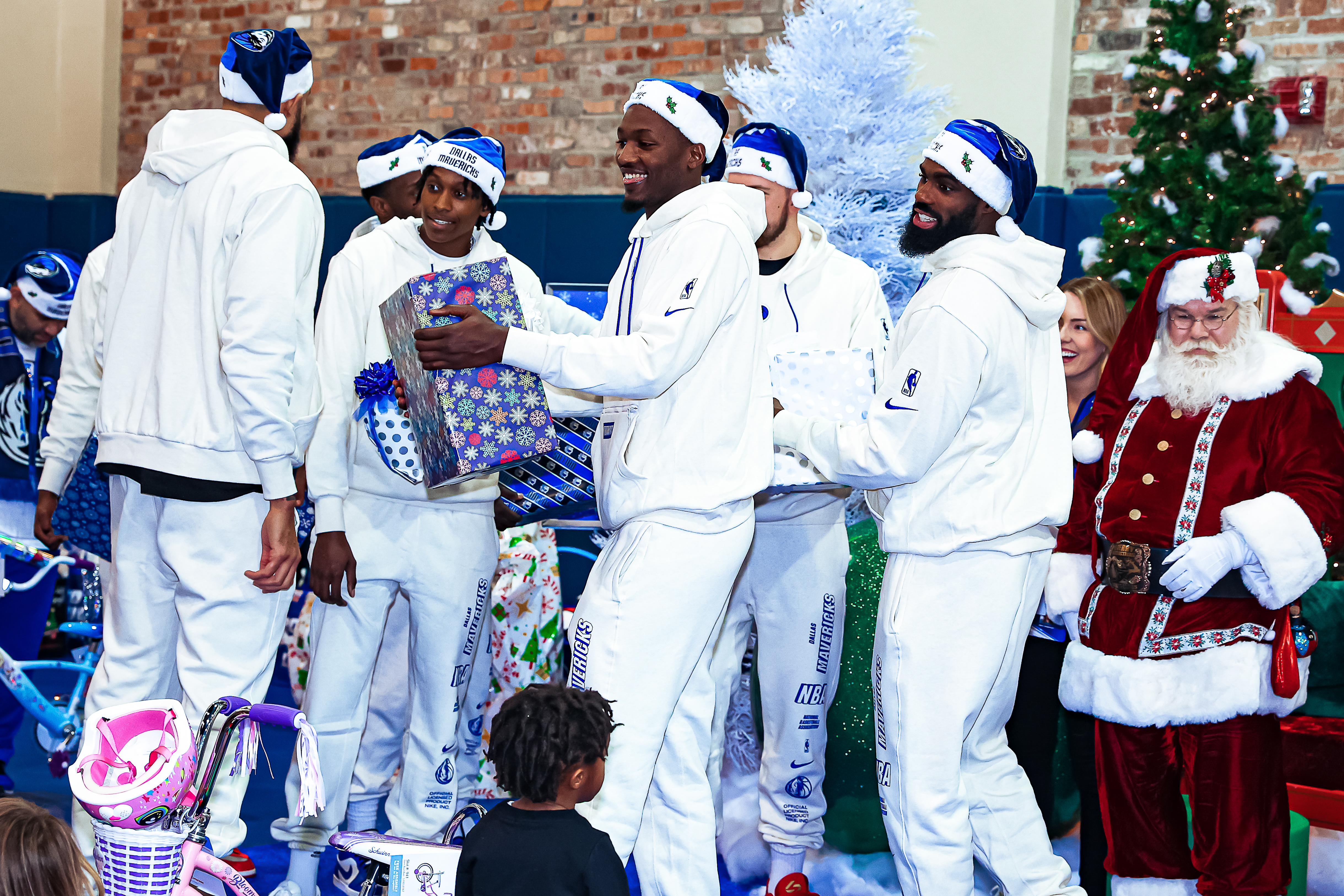 Four Dallas Mavs players surprise families with holiday shopping spree -  The Official Home of the Dallas Mavericks